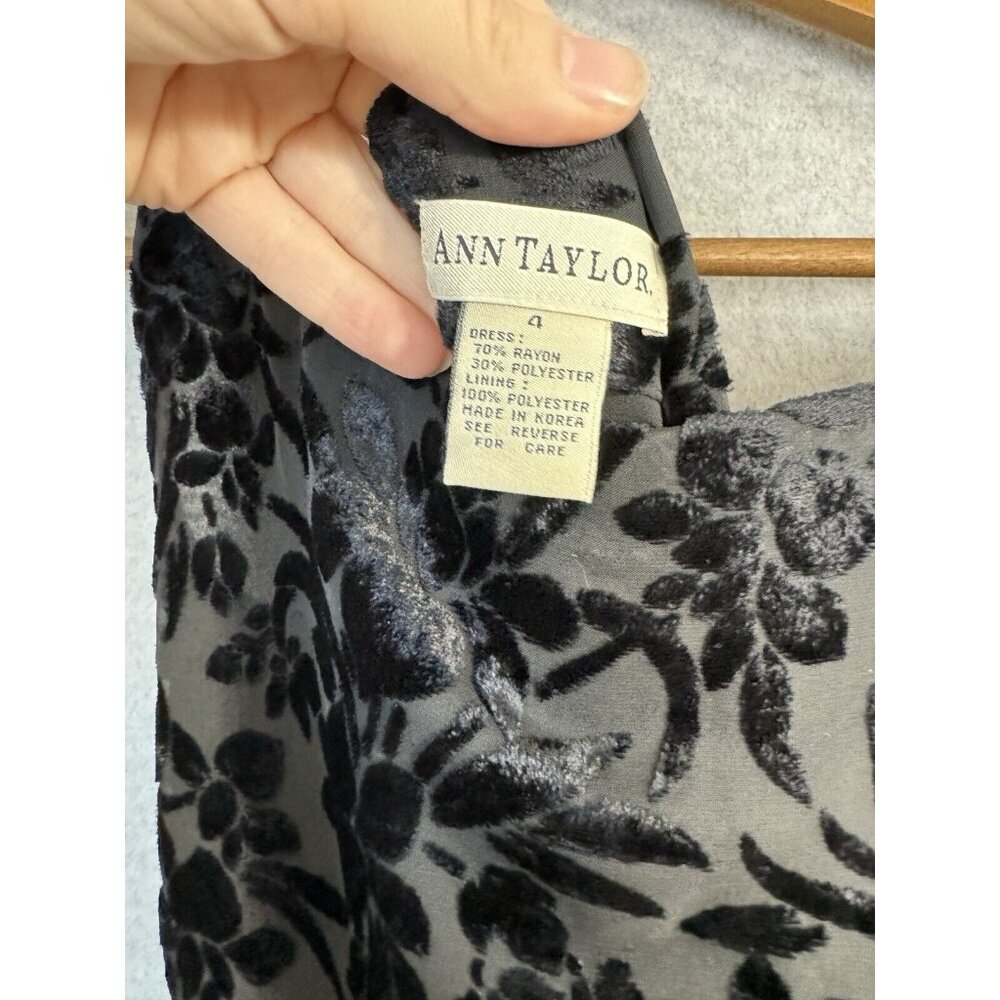 Ann Taylor Dress Black Velvet Sleeveless Open Back Mini Goth Y2K Sz 4 Floral EUC - Picture 8 of 15